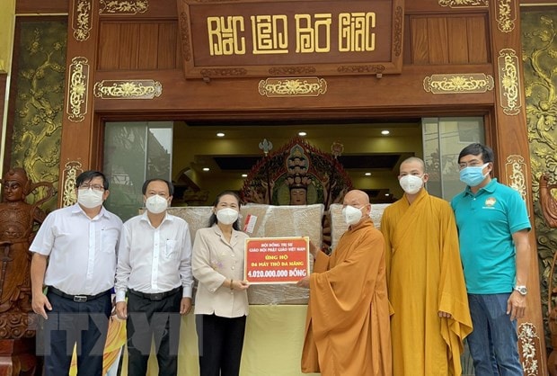 	Hòa thượng Thích Thiện Nhơn, Chủ tịch Hội đồng Trị sự Giáo hội Phật giáo Việt Nam trao tặng 6 máy thở đa năng trị giá hơn 4 tỷ đồng của Trung ương Giáo hội Phật giáo Việt Nam tặng Thành phố Hồ Chí Minh, tháng 7.2021 - Nguồn: TTXVN