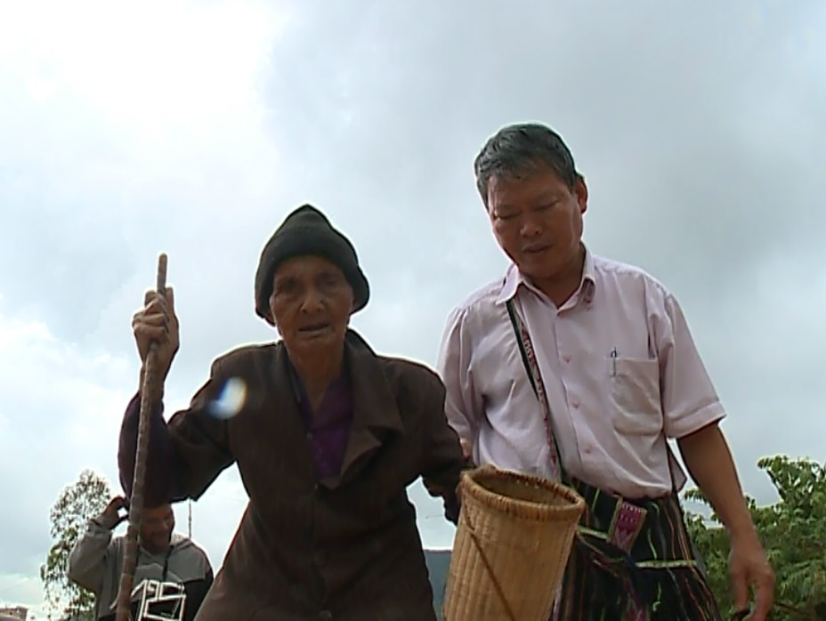  Thiếu tướng Nguyễn Xuân Hà thăm mẹ Srieng ở xã Hà Ra