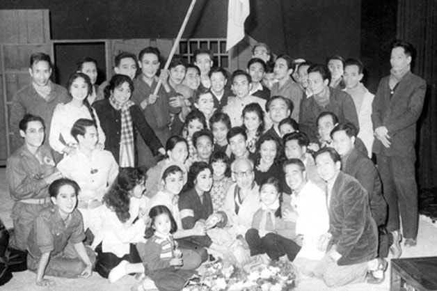 	Bác Hồ chụp ảnh với các nghệ sĩ Đoàn Cải lương Nam bộ năm 1968 - Ảnh tư liệu