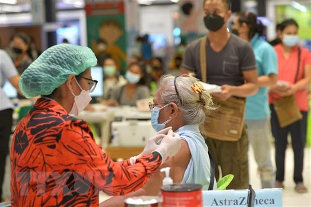 Nhân viên y tế tiêm vaccine phòng Covid-19 cho người dân tại Bangkok, Thái Lan