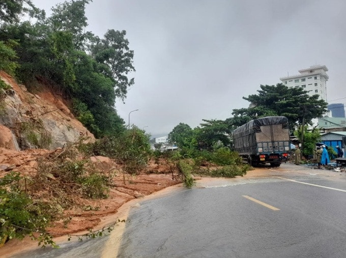 Quốc lộ 1D qua phường Trương Quang Diệu, TP. Quy Nhơn, tỉnh Bình Định bị đất núi đổ tràn xuống