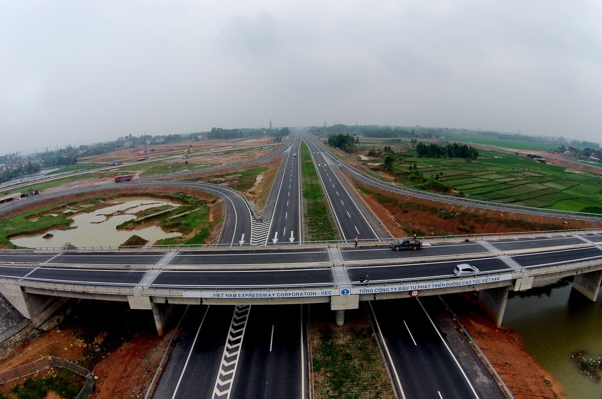 Để những tuyến đường bộ cao tốc tiếp tục vươn xa phục vụ hiệu quả phát triển kinh tế xã hội, thì cần xem xét tháo gỡ những vướng mắc về mặt cơ chế, chính sách