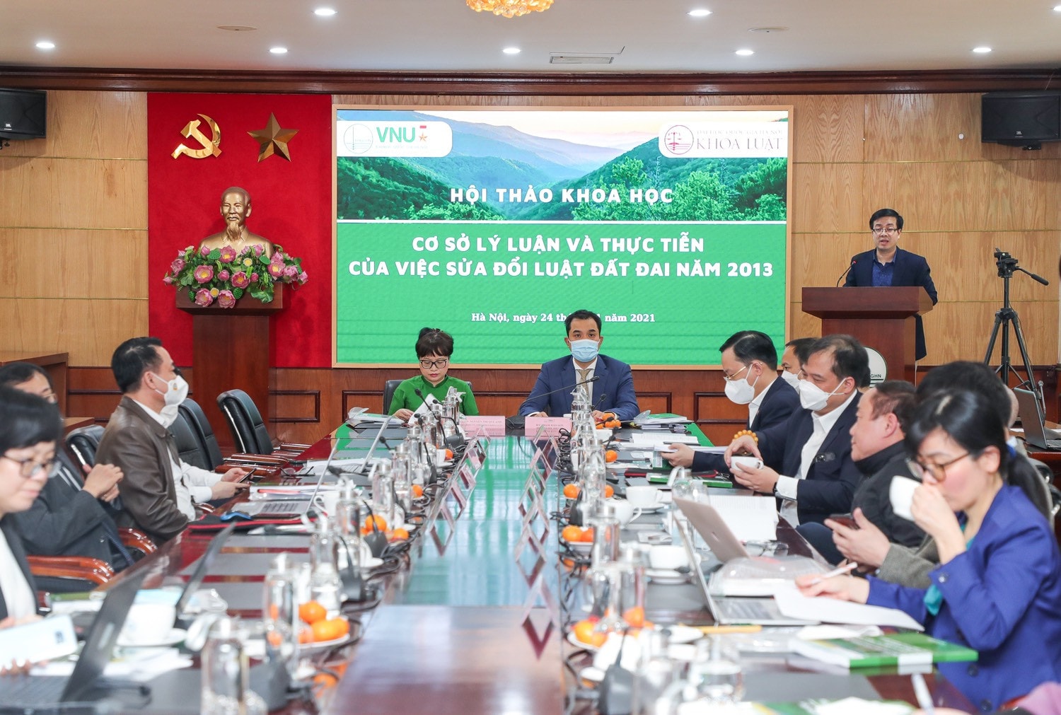 Hội thảo gồm 2 chuyên đề: Những vấn đề lý luận về cải cách pháp luật đất đai; Thực trạng pháp luật đất đai ở Việt Nam và những kiến nghị sửa đổi Luật Đất đai năm 2013