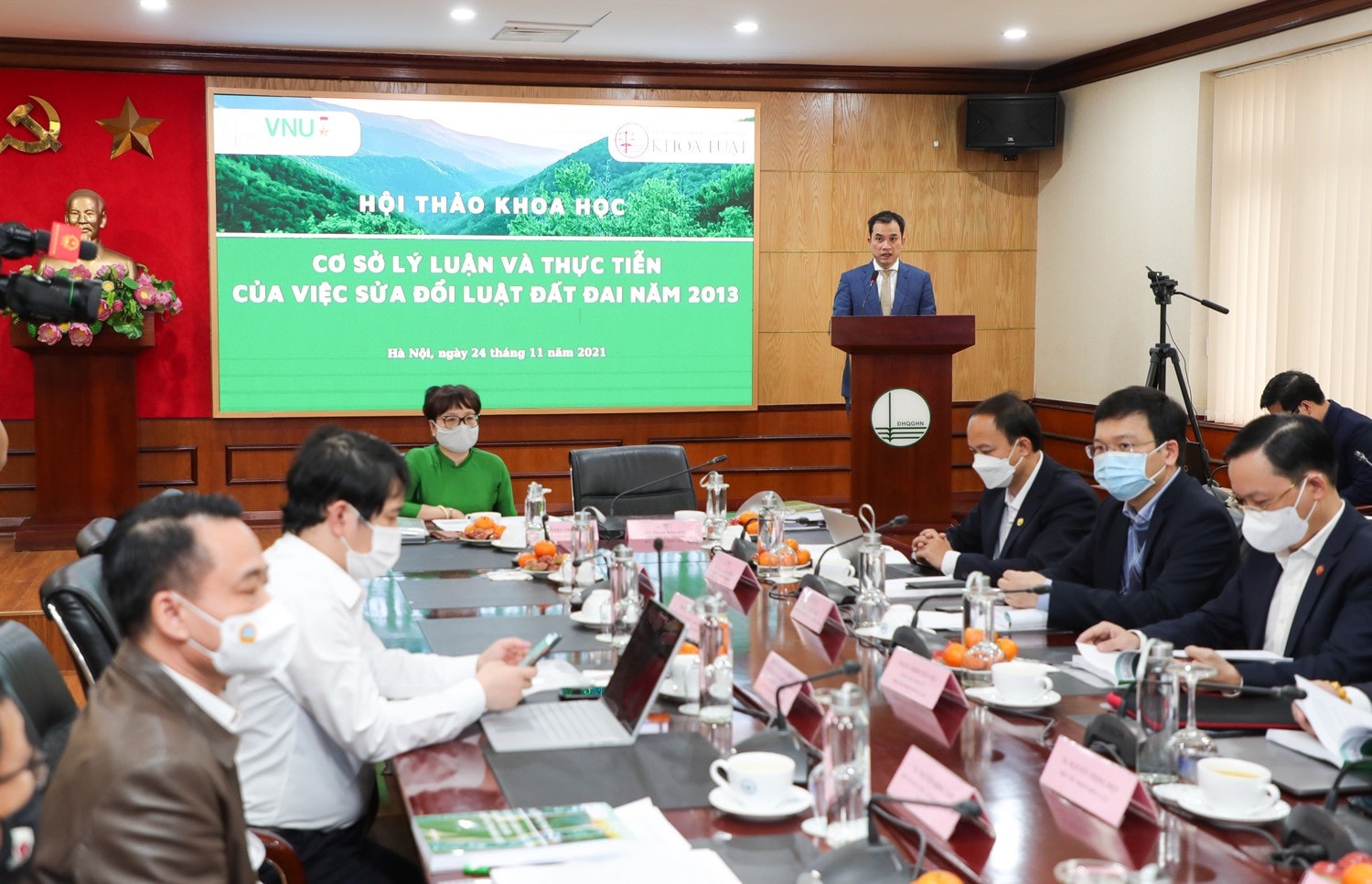 Phó Giám đốc Đại học Quốc gia Hà Nội Phạm Bảo Sơn phát biểu tại hội thảo