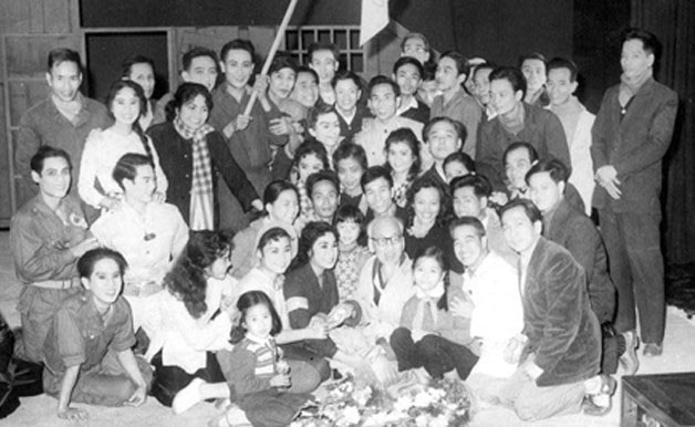 Bác Hồ với các nghệ sĩ Đoàn Cải lương Nam bộ năm 1968 Ảnh tư liệu