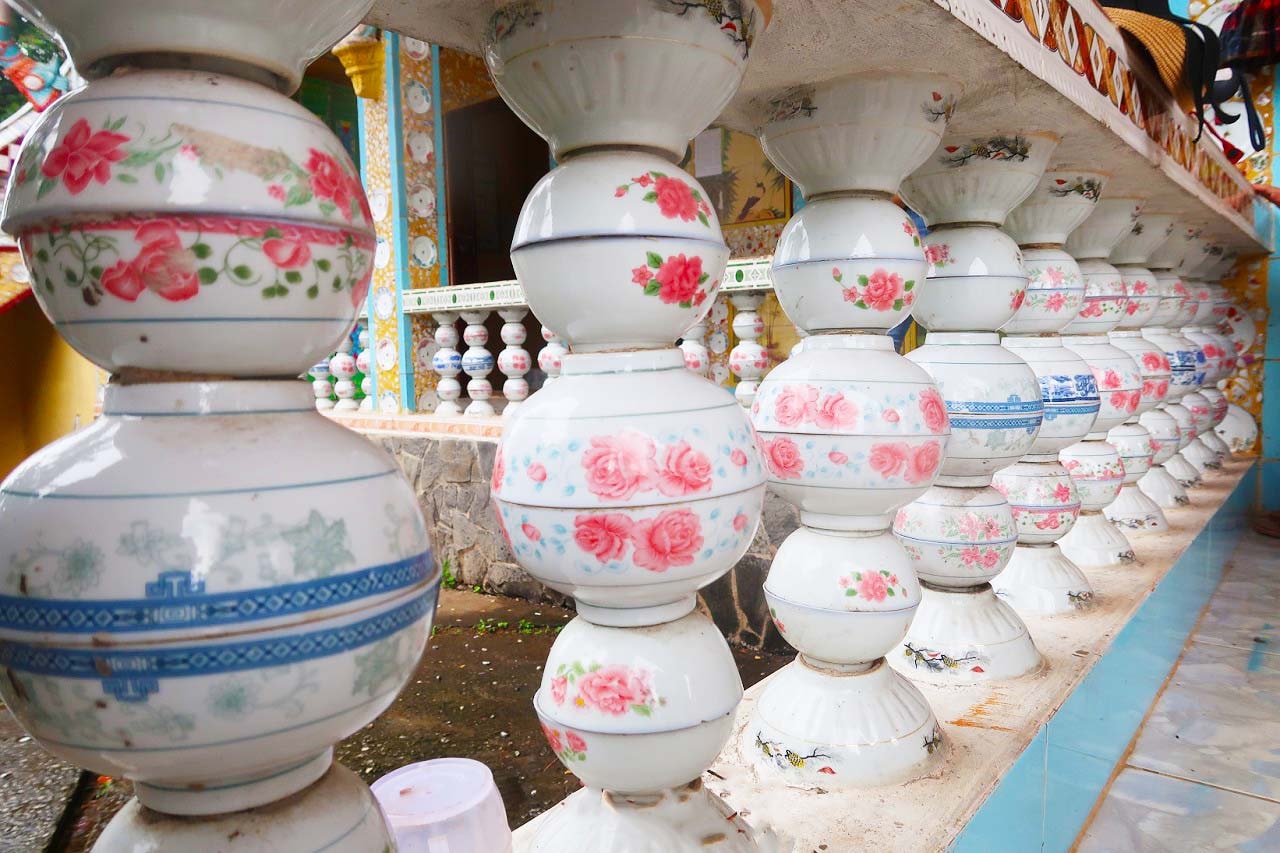 Những chiếc chén kiểu góp phần kiến tạo nên ngôi chùa độc đáo