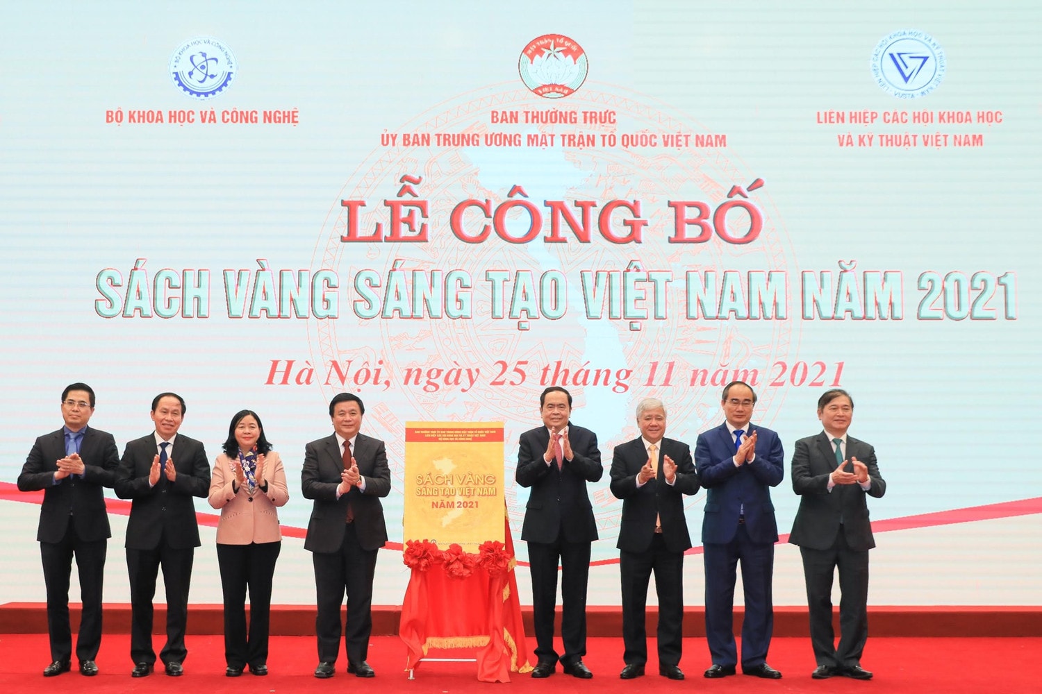 	Phó Chủ tịch Thường trực Quốc hội Trần Thanh Mẫn và Lãnh đạo, nguyên Lãnh đạo Đảng, Nhà nước thực hiện nghi thức công bố 