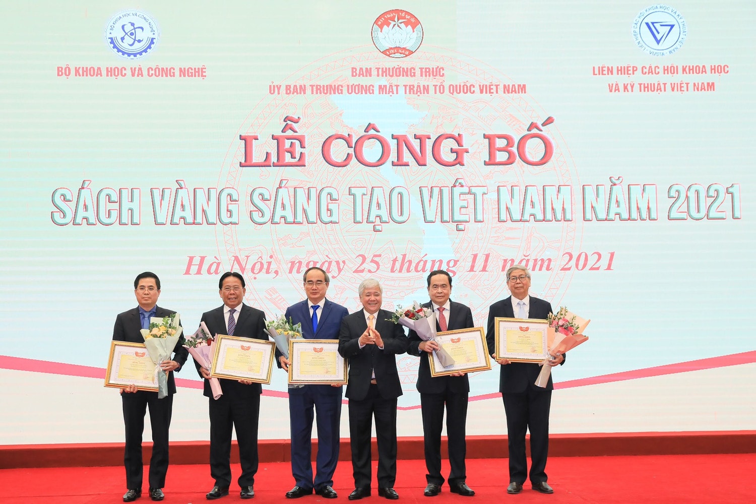 	Chủ tịch Ủy ban Trung ương MTTQ Việt Nam Đỗ Văn Chiến trao Bằng khen của Ủy ban Trung ương MTTQ Việt Nam cho các cá nhân có thành tích xuất sắc trong công tác phối hợp tổ chức tuyển chọn, biên tập, công bố và phát hành 
