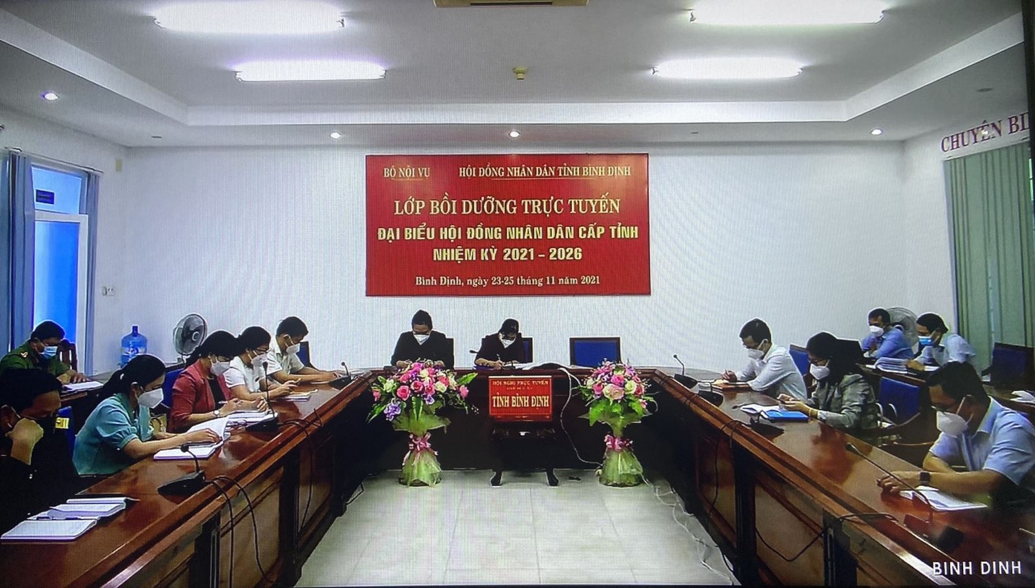 Các đại biểu tham gia lớp bồi dưỡng tại điểm cầu trực tuyến tỉnh Bình Định Ảnh: Tùng Dương Các đại biểu tham gia lớp bồi dưỡng tại điểm cầu trực tuyến tỉnh