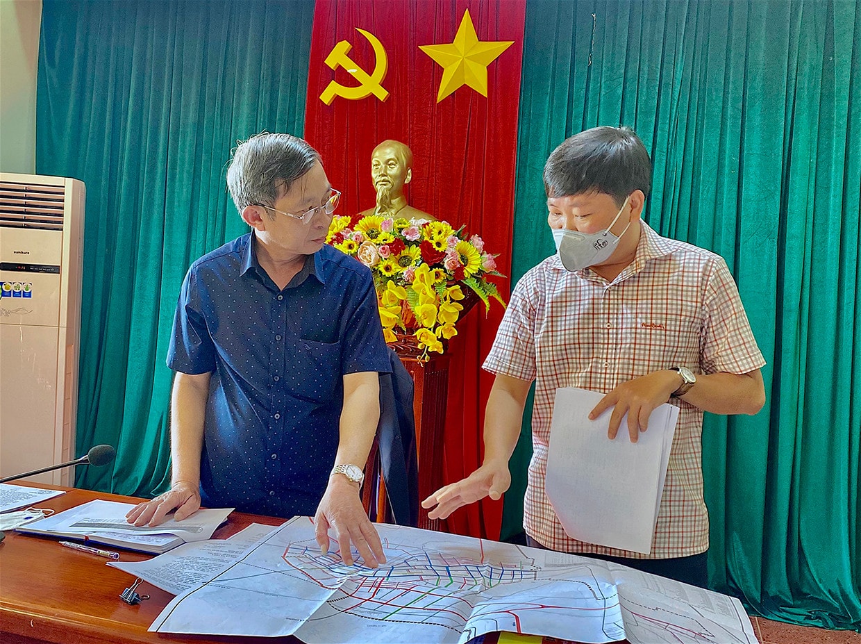 Các đại biểu trao đổi tại buổi thẩm tra