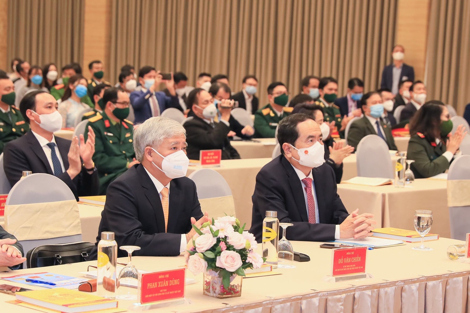 	Phó Chủ tịch Thường trực Quốc hội Trần Thanh Mẫn, Chủ tịch Ủy ban Trung ương MTTQ Việt Nam Đỗ Văn Chiến và các đại biểu tại Lễ công bố