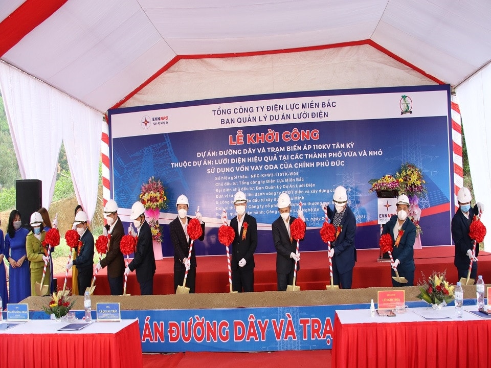 Các đại biểu thực hiện nghi thức khởi công dự án đường dây và trạm biến áp 110kV Tân Kỳ