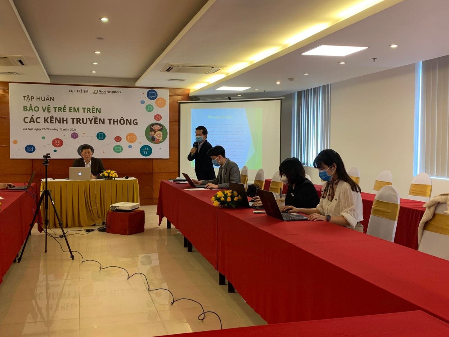 Giám đốc Trung tâm Tư vấn và Dịch vụ truyền thông, Cục Trẻ em Vũ Văn Dũng phát biểu khai mạc lớp tập huấn.
