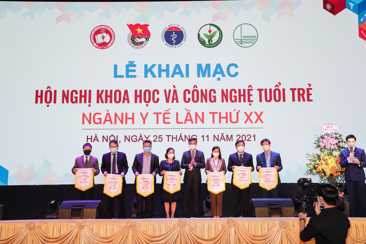 Các đơn vị nhận cờ lưu niệm của Bộ Y tế