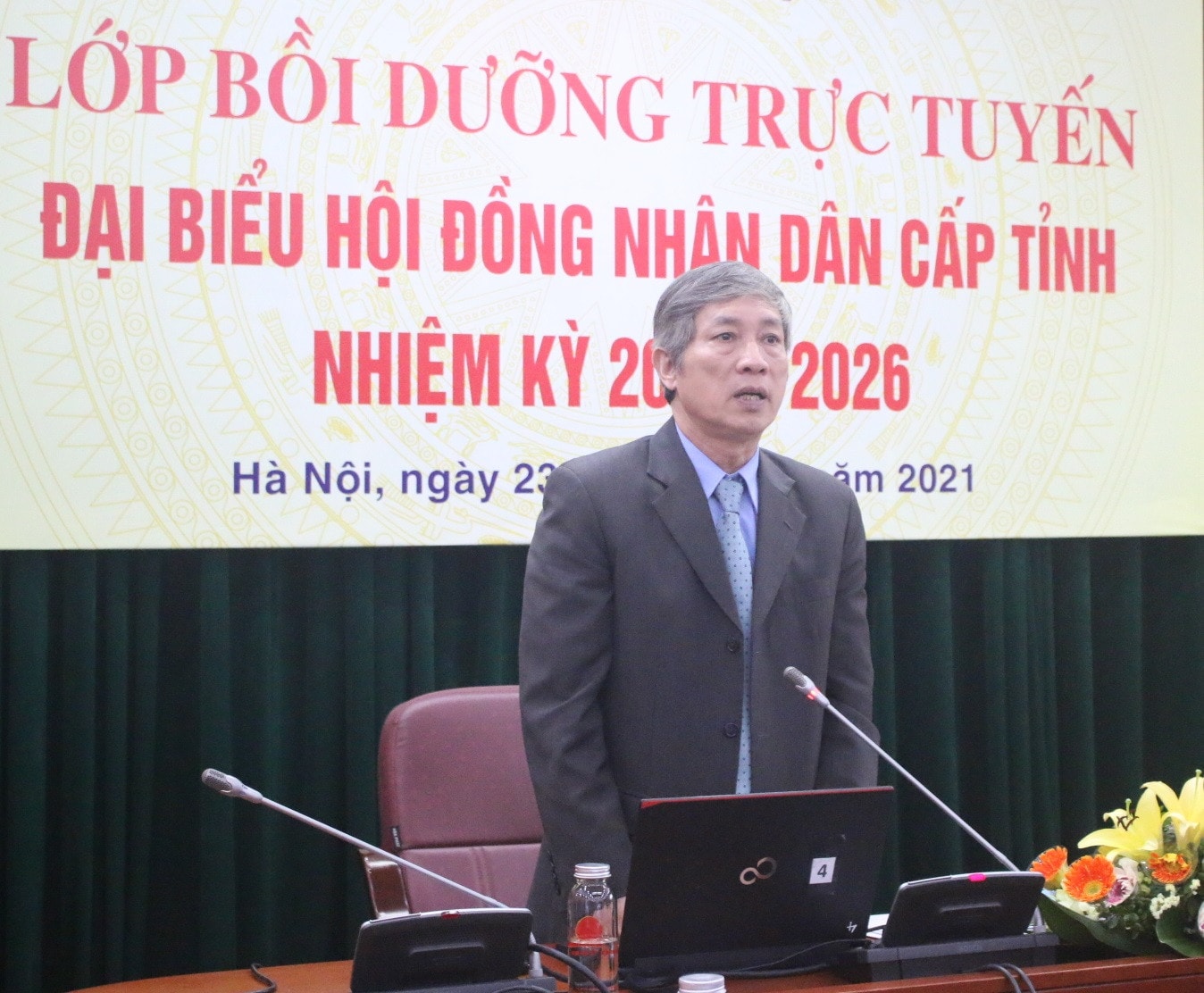 Nguyên Phó Chủ nhiệm Uỷ ban Pháp luật của Quốc hội ThS. Ngô Tự Nam chia sẻ với đại biểu HĐND các địa phương. 