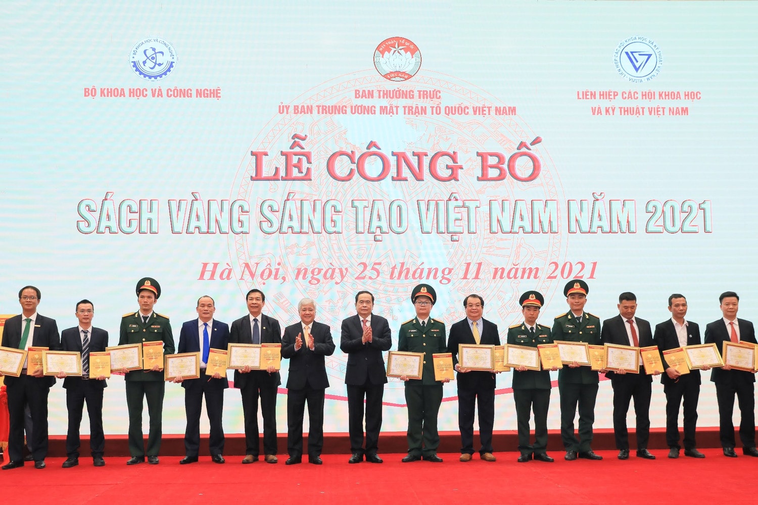 Phó Chủ tịch Thường trực Quốc hội Trần Thanh Mẫn, Chủ tịch Ủy ban Trung ương MTTQ Việt Nam Đỗ Văn Chiến trao chứng nhận cho các tác giả được vinh danh
