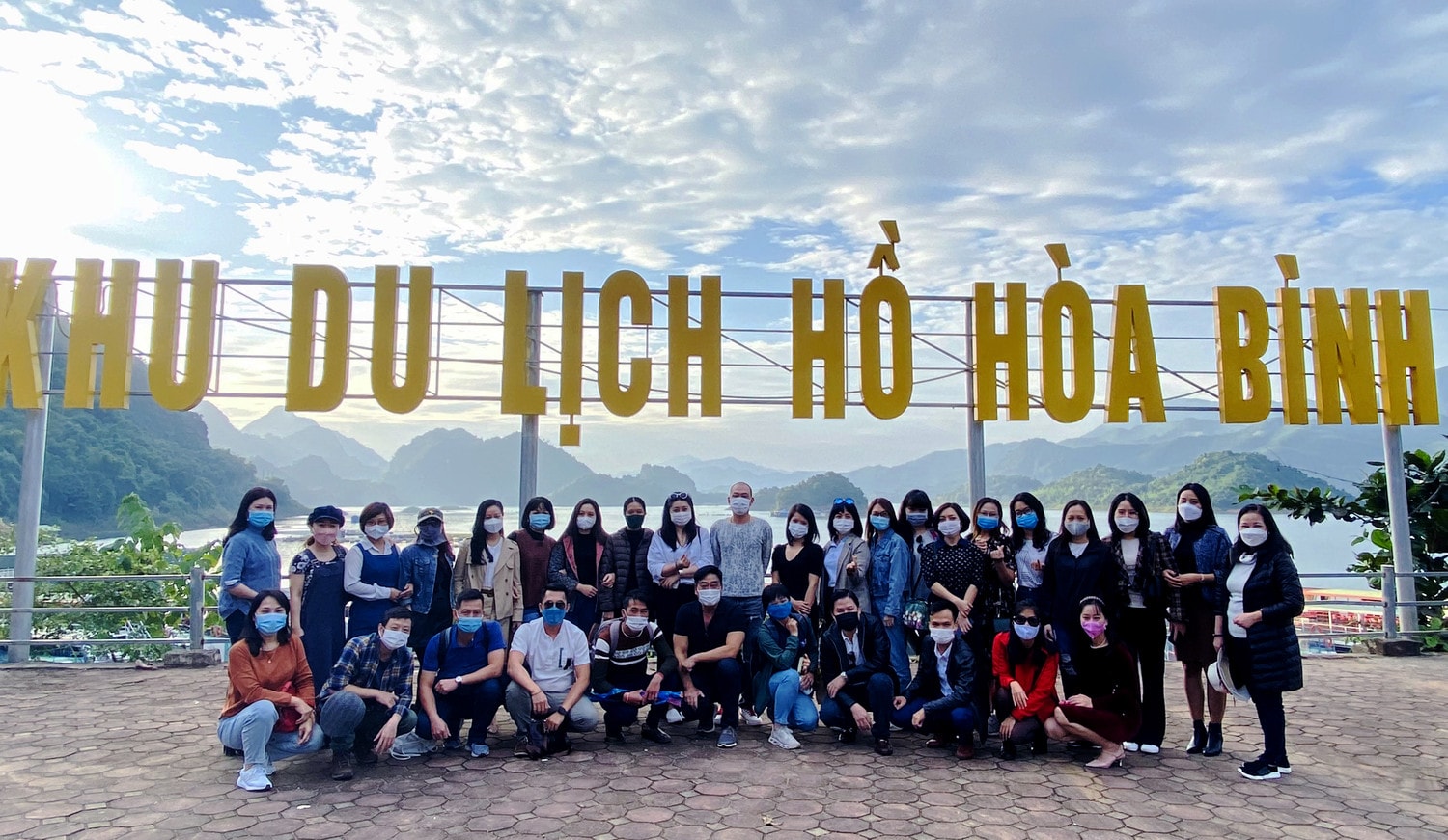 	Đoàn khách check in tại Khu du lịch Hồ Hòa Bình