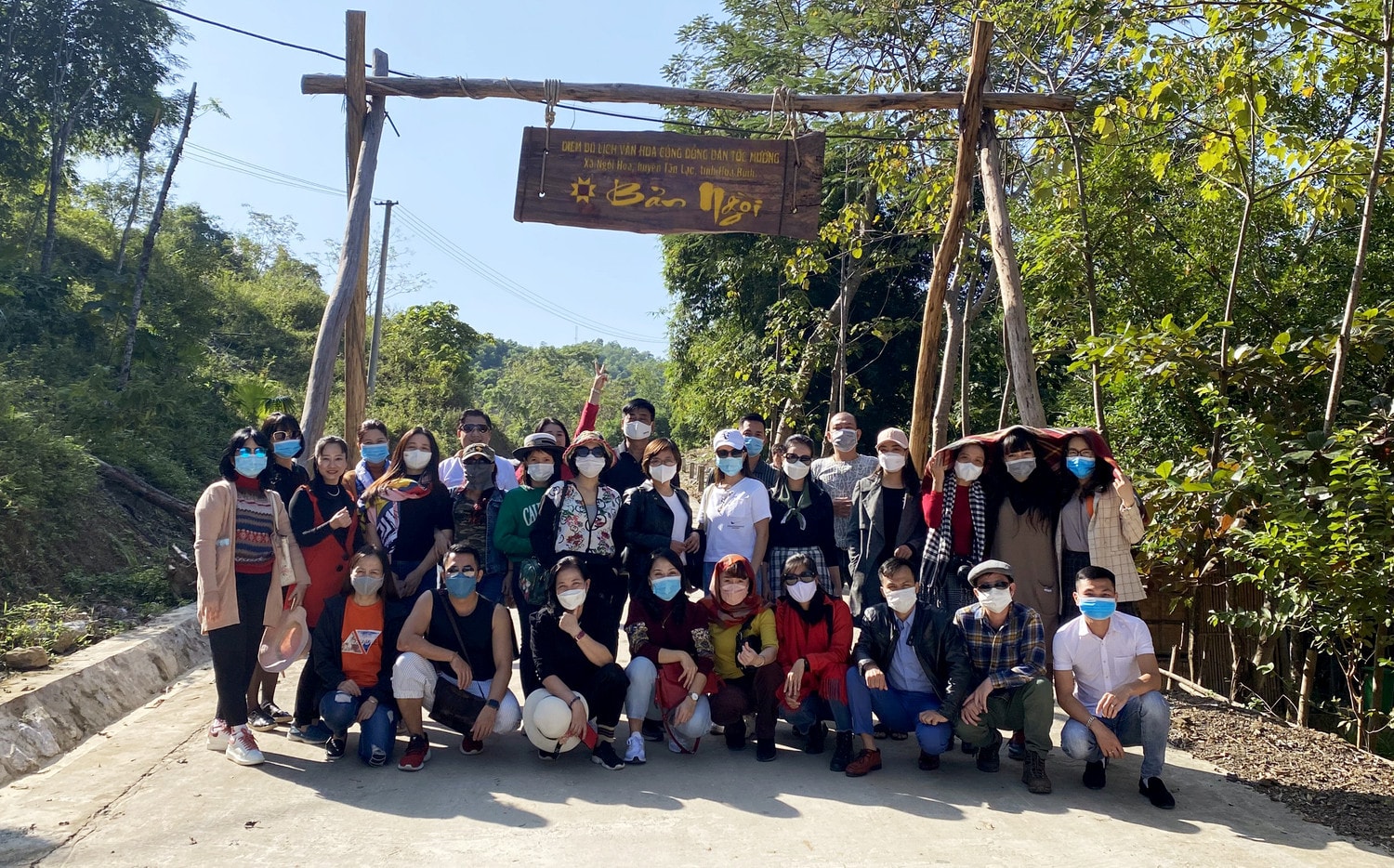 Đoàn khách check in tại Khu du lịch Bản Ngòi