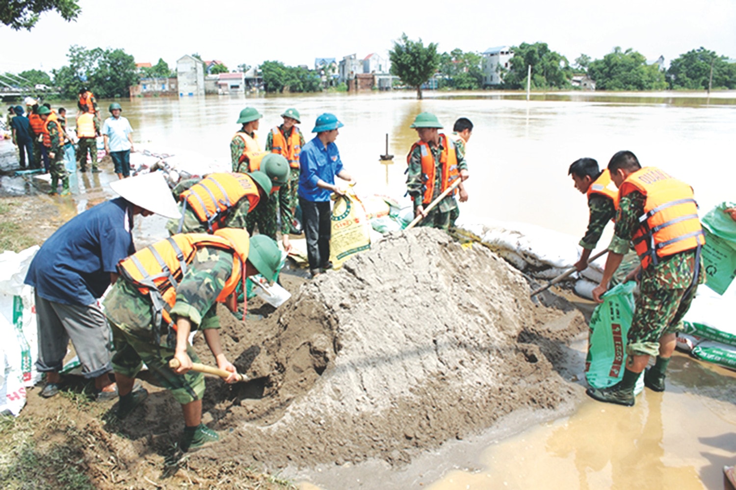 	Các chiến sĩ quân đội cùng người dân hộ đê tả Bùi thuộc địa bàn huyện Chương Mỹ, Hà Nội Nguồn: Hanoimoi.com.vn