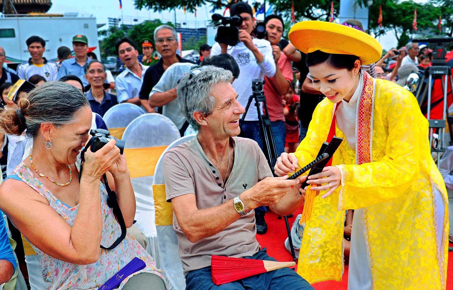 	Du khách nước ngoài nghe giới thiệu và trải nghiệm chơi nhạc cụ dân tộc truyền thống tại Đại Nội Huế-Nguồn tapchicongsan.org.vn