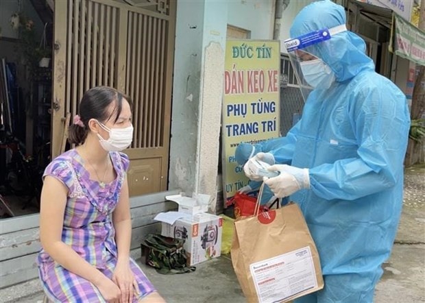 Phát thuốc cho F0 điều trị tại nhà Nguồn: ITN