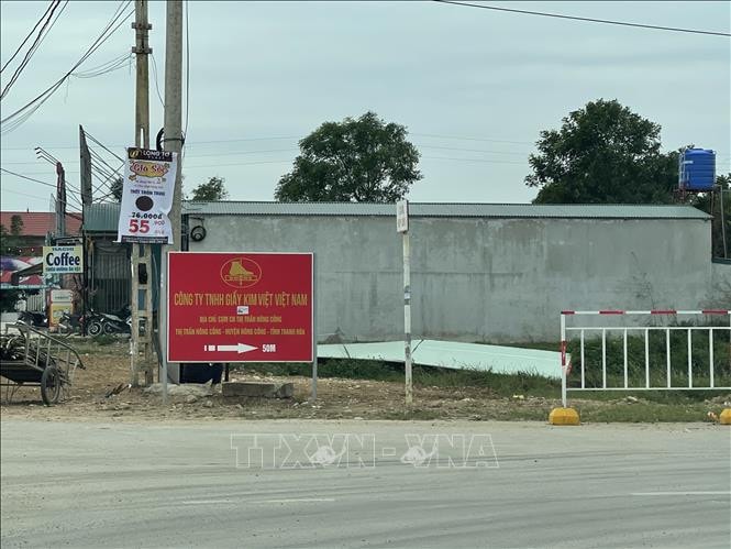 Lối vào Công ty Trách nhiệm hữu hạn Giầy Kim Việt (tại Cụm công nghiệp Thị trấn Nông Cống, huyện Nông Cống, tỉnh Thanh Hóa)