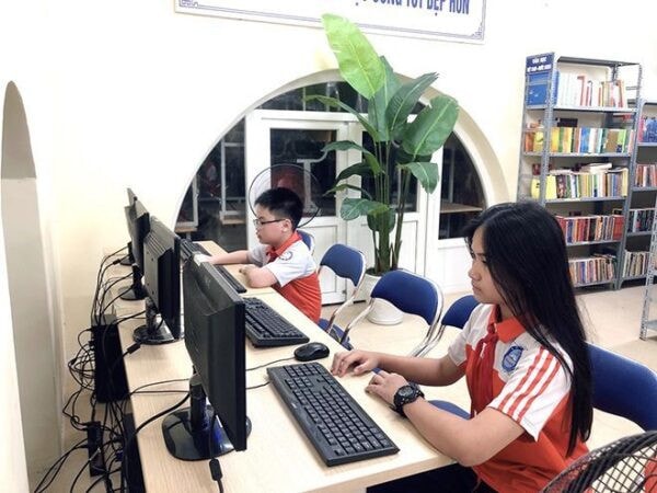 Học sinh Trường THCS Thanh Quan đọc sách online tại thư viện trường Nguồn: sovhtt.hanoi.gov.vn