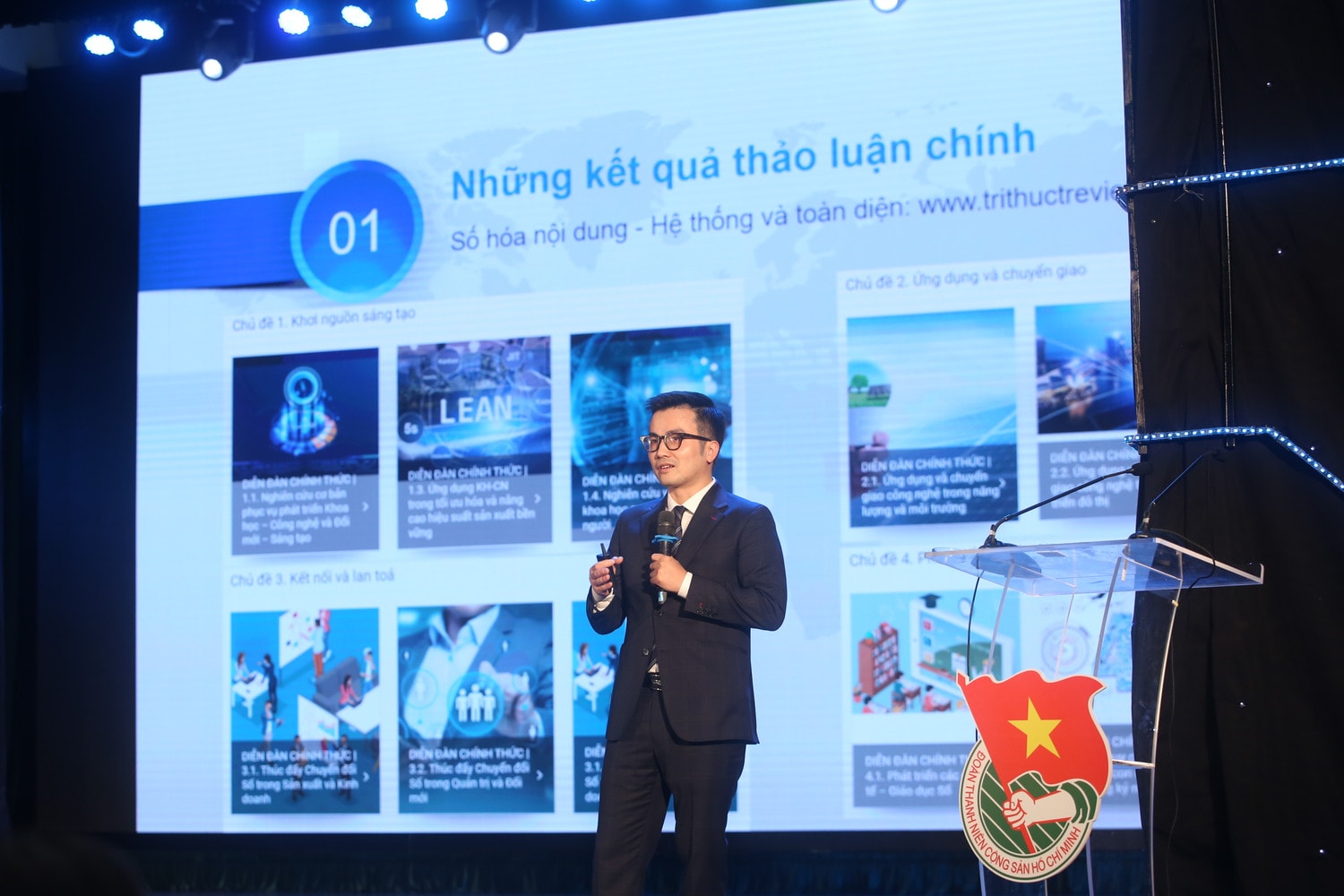 Phó Chủ tịch Trung ương Hội Liên hiệp Thanh niên Việt Nam, Tổng Thư ký Diễn đàn Trí thức trẻ Việt Nam toàn cầu PGS. TS Trần Xuân Bách báo cáo tổng kết Diễn đàn lần thứ IV.