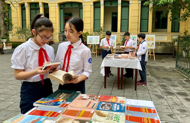 Học sinh Trường THCS Trưng Vương tìm hiểu và tham gia cuộc thi Đại sứ văn hóa đọc TP Hà Nội, tháng 4.2021 Nguồn: hanoimoi.vn