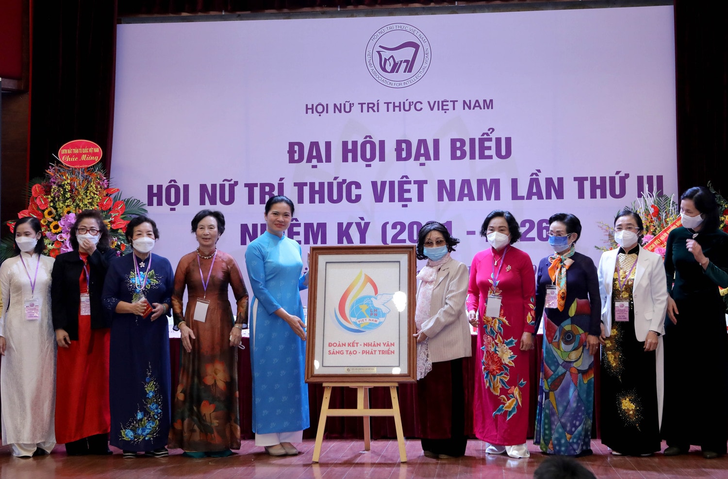 Chủ tịch Hội Liên hiệp phụ nữ Việt Nam Hà Thị Nga tặng tranh cho Đại hội Ảnh: Hồ Long Chủ tịch Hội Liên hiệp phụ nữ Việt Nam Hà Thị Nga tặng tranh cho Đại hội.
