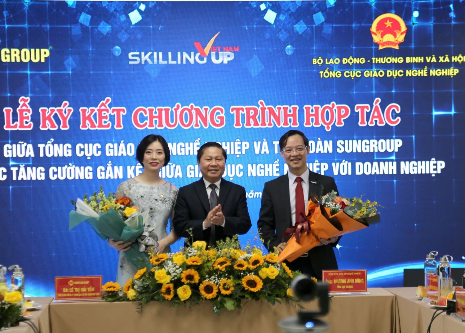 Thứ trưởng Bộ Lao động, Thương binh và Xã hội Lê Tấn Dũng chúc mừng lãnh đạo hai đơn vị Ảnh: Thái Bình