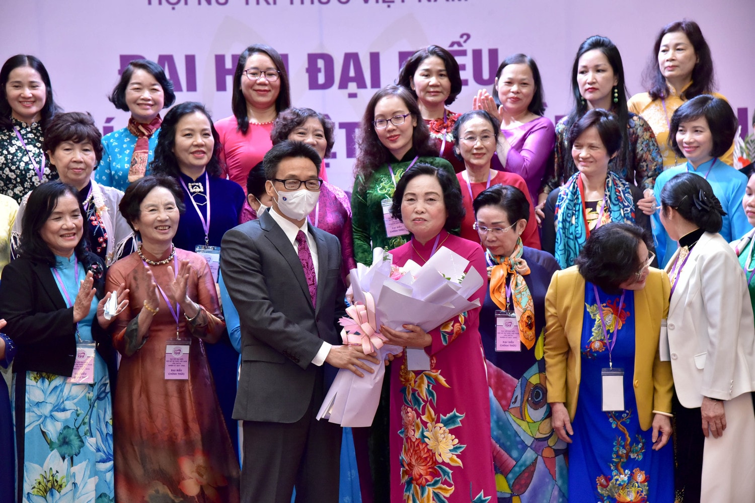 Phó thủ tướng Vũ Đức Đam tặng hoa chúc mừng Tiến sỹ Lê Thị Hợp, Chủ tịch Hội Nữ trí thức Việt Nam nhiệm kỳ III Ảnh: Hồ Long Phó thủ tướng Vũ Đức Đam tặng hoa chúc mừng Tiến sỹ Lê Thị Hợp, Chủ tịch Hội Nữ trí thức Việt Nam nhiệm kỳ III