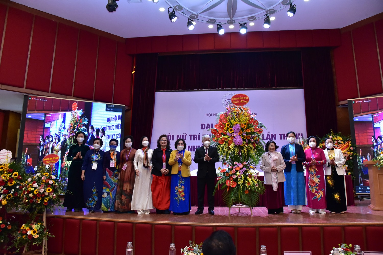 Bí thư Trung ương Đảng, Chủ tịch Ủy ban Trung ương Mặt trận Tổ quốc Việt Nam Đỗ Văn Chiến tặng hoa chúc mừng Đại hội Ảnh: Hồ Long Bí thư Trung ương Đảng, Chủ tịch Ủy ban Trung ương Mặt trận Tổ quốc Việt Nam Đỗ Văn Chiến tặng hoa chúc mừng Đại hội Ảnh: Hồ Long