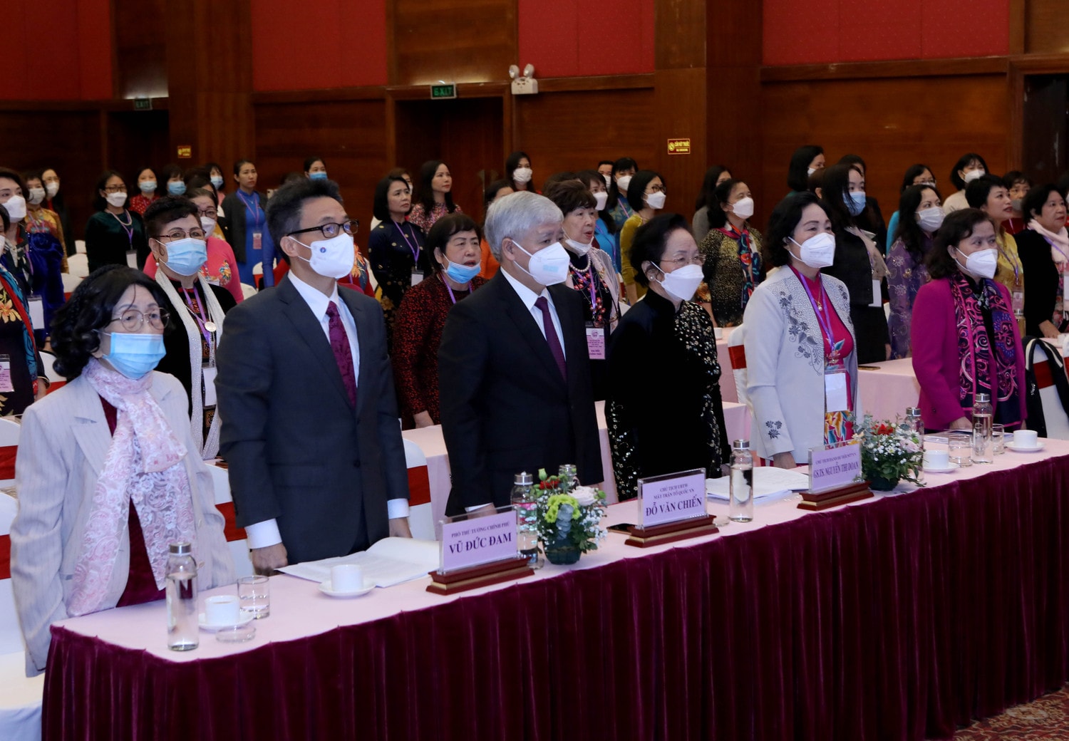 Các đại biểu thực hiện nghi thức chào cờ Ảnh: Hồ Long Các đại biểu thực hiện nghi thức chào cờ