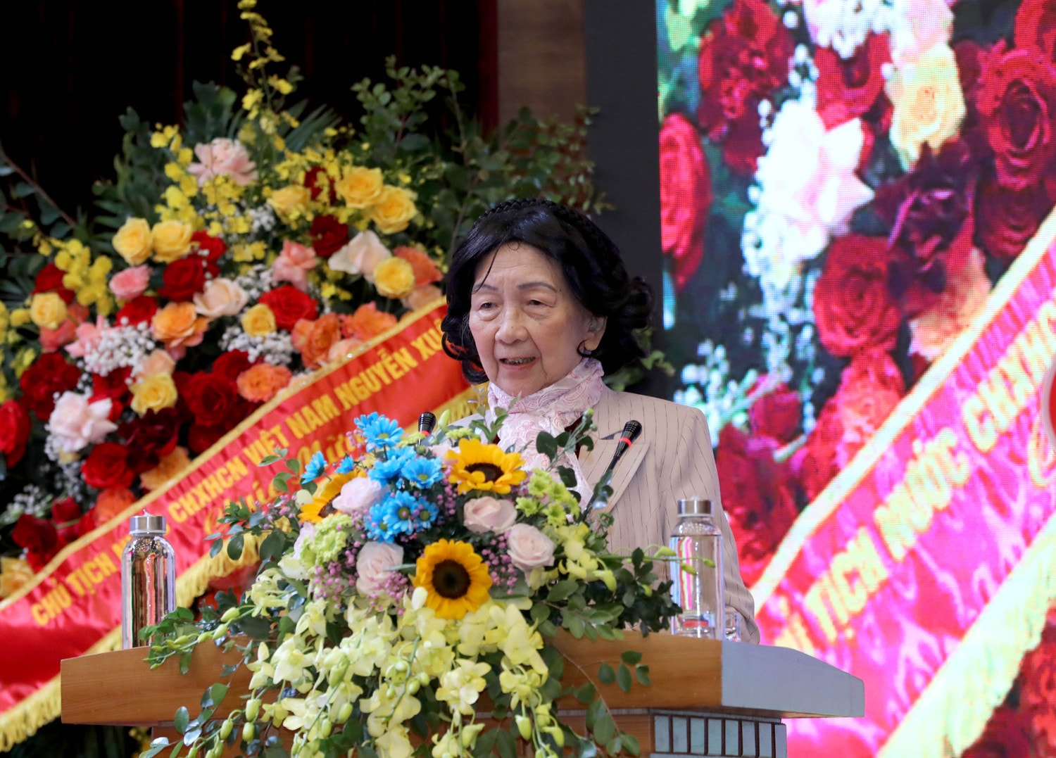 Giáo sư, Tiến sỹ Khoa học, Chủ tịch Hội Nữ trí thức Việt Nam nhiệm kỳ II Phạm Thị Trân Châu phát biểu tại Đại hội Ảnh: Hồ Long Giáo sư, Tiến sỹ Khoa học, Chủ tịch Hội Nữ trí thức Việt Nam nhiệm kỳ II Phạm Thị Trân Châu phát biểu tại Đại hội. Ảnh: Hồ Long