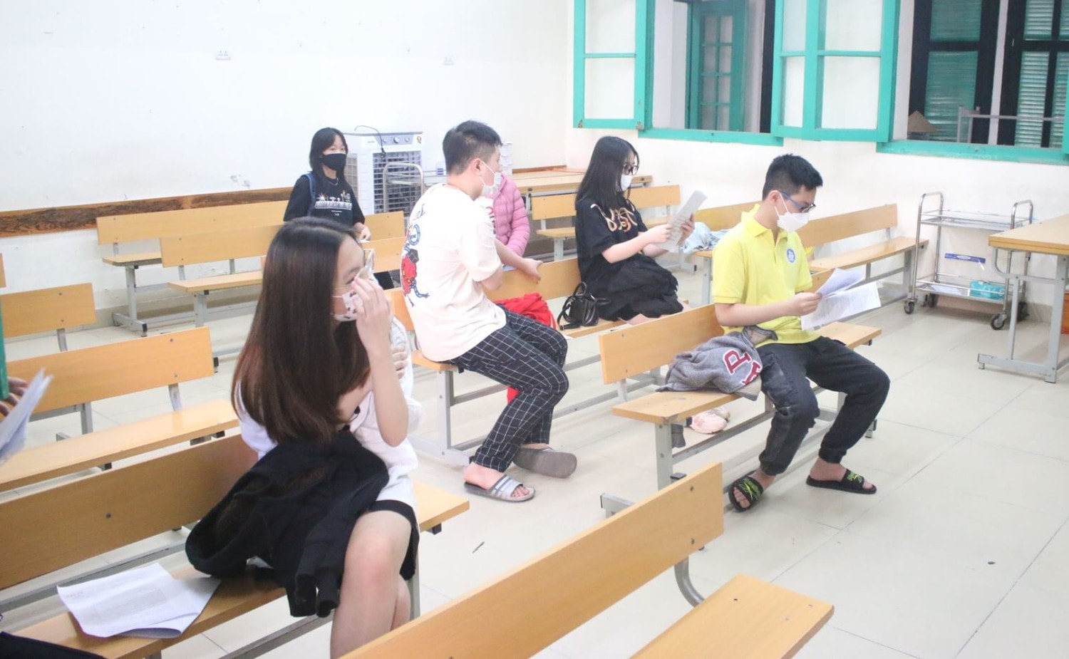 Các em học sinh được nghỉ ngơi và theo dõi sau tiêm chủng Ảnh: Tùng Dương Các em học sinh được nghỉ ngơi và theo dõi sau tiêm chủng Ảnh: Tùng Dương