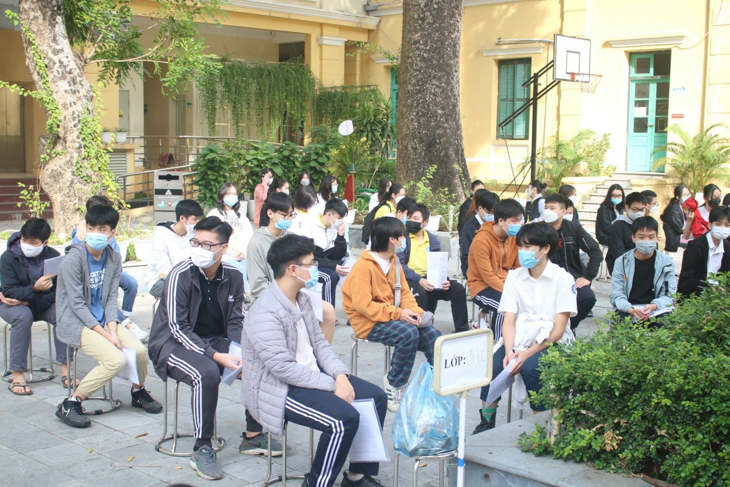 Các em học sinh được chia theo lớp để bảo đảm thứ tự tiêm chủng Ảnh: Tùng Dươg Các em học sinh được chia theo lớp để bảo đảm thứ tự tiêm chủng Ảnh: Tùng Dươg