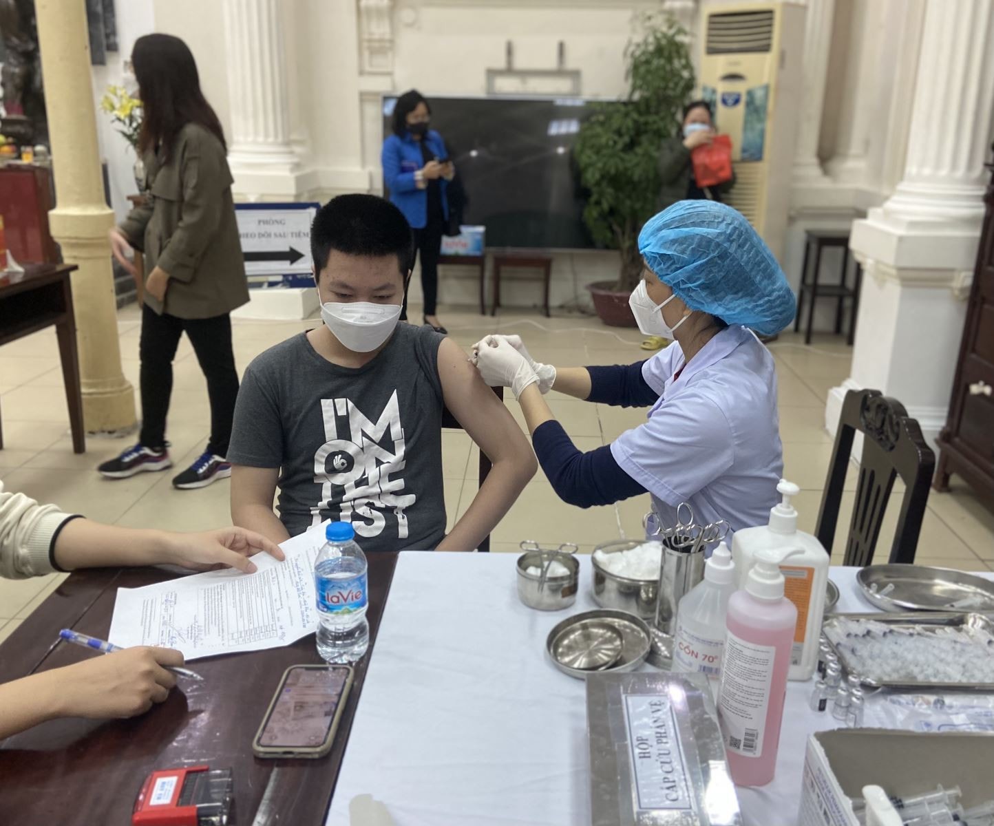 Cán bộ y tế tiến hành tiêm chủng cho các em học sinh Ảnh: Tùng Dương