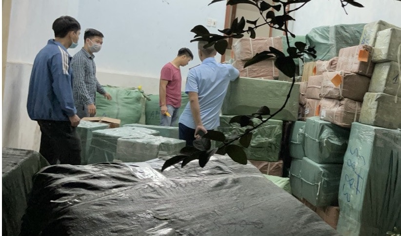 Lực lượng chức năng đang kiểm tra kho hàng