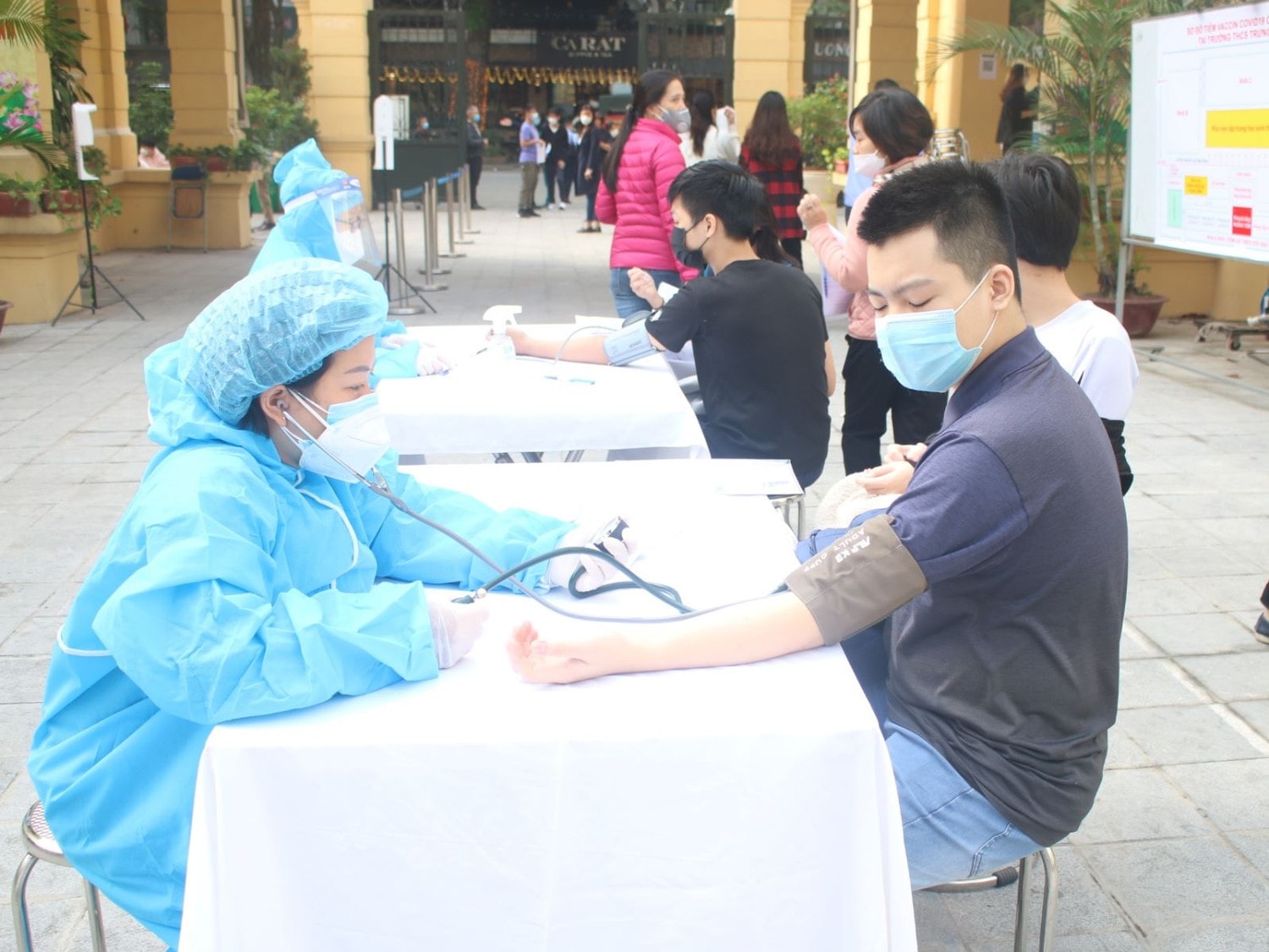 Các em học sinh được khám sàng lọc trước khi tiêm chủng Ảnh: Tùng Dương Các em học sinh được khám sàng lọc trước khi tiêm chủng Ảnh: Tùng Dương
