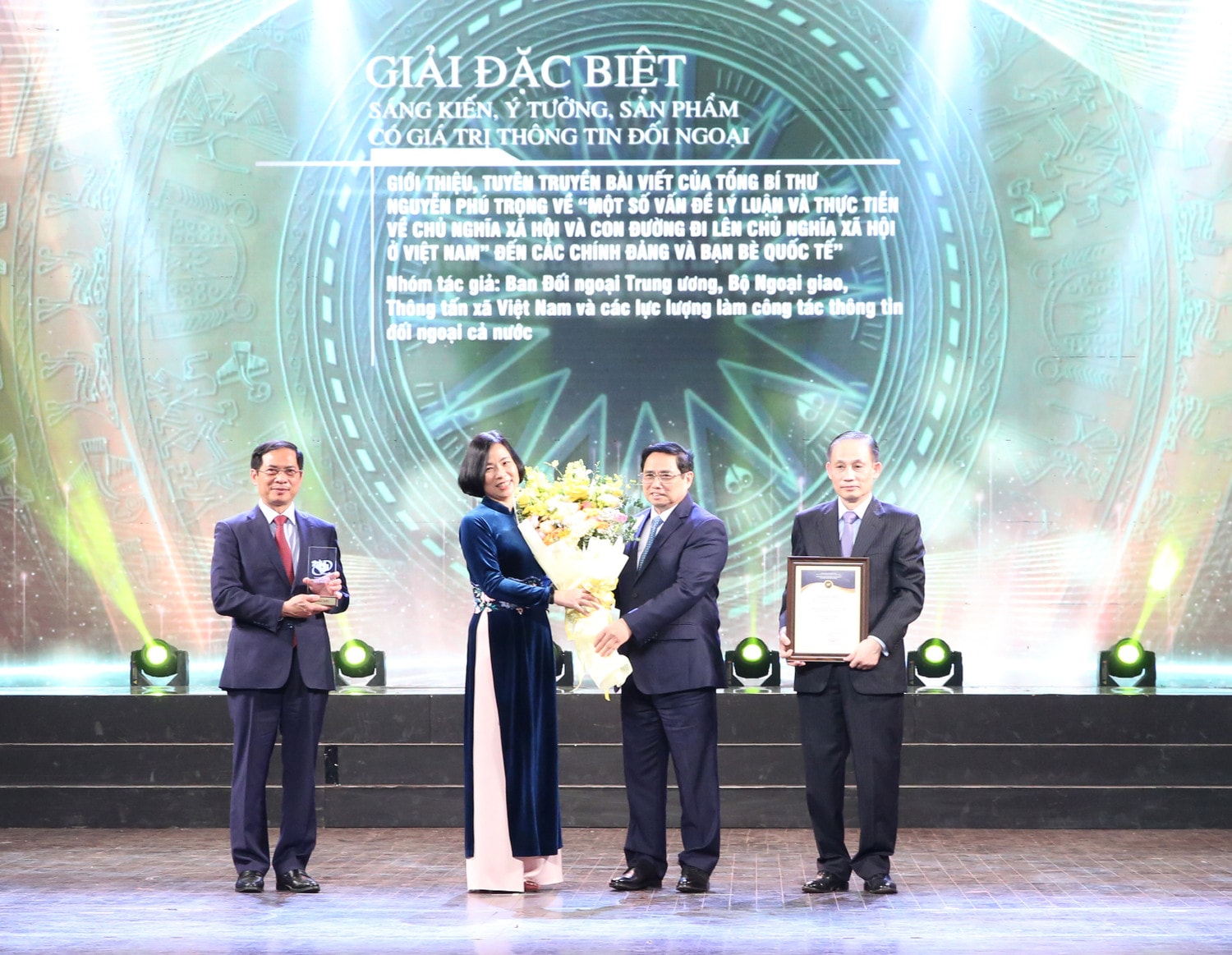 Thủ tướng Chính phủ Phạm Minh Chính trao giải cho nhóm tác giả đạt Giải đặc biệt Thủ tướng Chính phủ Phạm Minh Chính trao giải cho nhóm tác giả đạt Giải đặc biệt