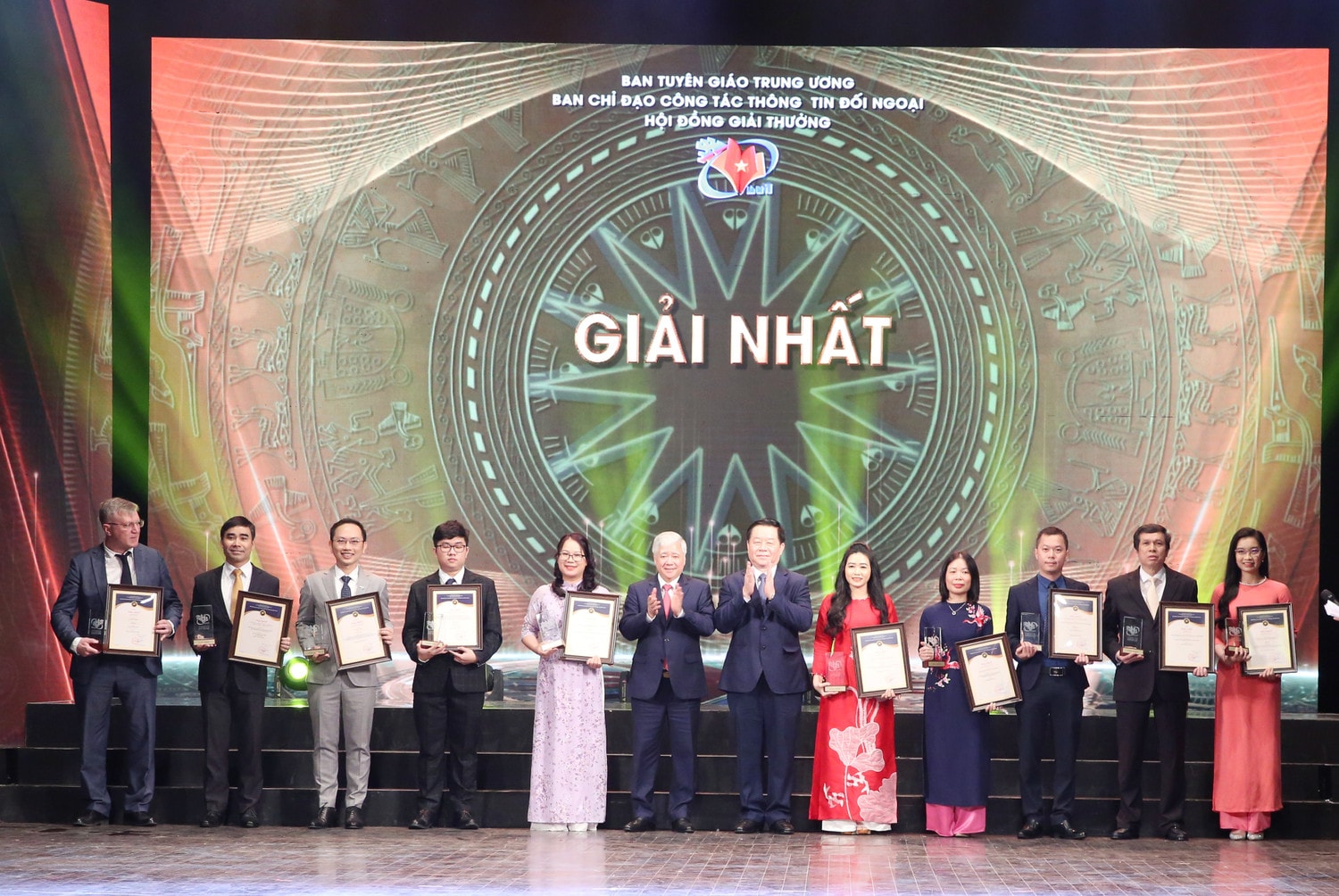 Các tác giả và nhóm tác giải đạt giải Nhất Các tác giả và nhóm tác giải đạt giải Nhất