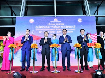 Các đại biểu cắt băng khai trương đường bay thẳng thường lệ Việt Nam - Mỹ của Vietnam Airlines Các đại biểu cắt băng khai trương đường bay thẳng thường lệ Việt Nam - Mỹ của Vietnam Airlines
