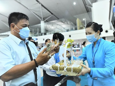 Hành khách làm thủ tục và di chuyển lên tàu bay Hành khách làm thủ tục và di chuyển lên tàu bay