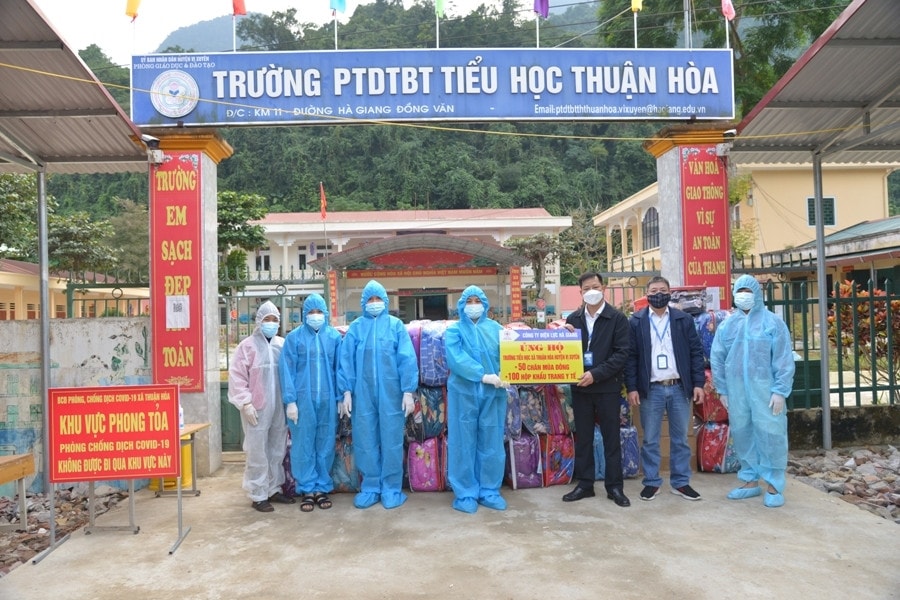 Điện lực Hà Giang hỗ trợ chăn, quần áo ấm…cho các thầy, cô giáo và các cháu học sinh đang bị cách ly tại trường Tiểu học Dân tộc bán trú xã Thuận Hòa, huyện Vị Xuyên Điện lực Hà Giang hỗ trợ chăn, quần áo ấm…cho các thầy, cô giáo và các cháu học sinh đang bị cách ly tại trường Tiểu học Dân tộc bán trú xã Thuận Hòa, huyện Vị Xuyên