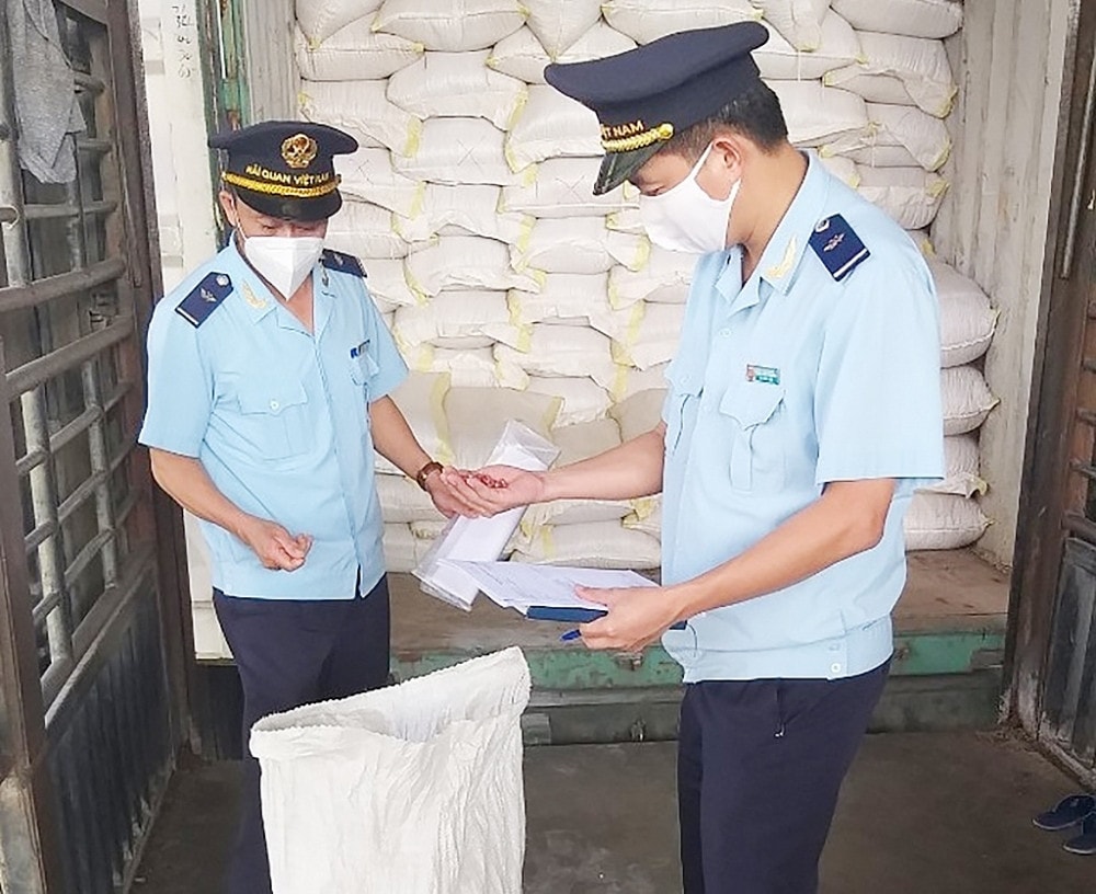 Công chức Chi cục Hải quan cửa khẩu quốc tế Thanh Thủy (Hà Giang) kiểm tra thực tế hàng hóa Nguồn Báo Hải quan