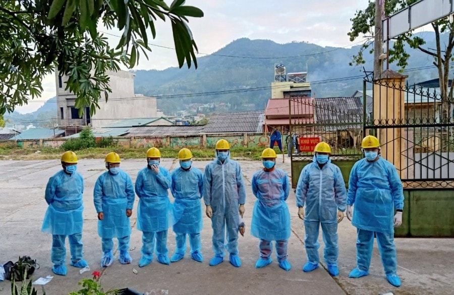 Công nhân Điện lực Đồng Văn chuẩn bị vào vùng dịch để làm nhiệm vụ trực vận hành, đảm bảo cấp điện cho khu vực cách ly trên địa bàn