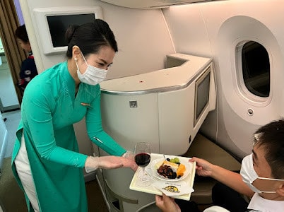 Suất ăn đặc biệt dành riêng cho hành khách trên chuyến bay VN98, trong đó có nhiều nông phẩm là đặc sản của Mỹ Suất ăn đặc biệt dành riêng cho hành khách trên chuyến bay VN98, trong đó có nhiều nông phẩm là đặc sản của Mỹ