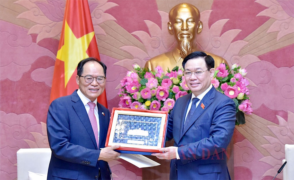 Chủ tịch Quốc hội Vương Đình Huệ tặng quà lưu niệm cho Đại sứ Hàn Quốc tại Việt Nam Park Noh -Wan Ảnh: Lâm Hiển