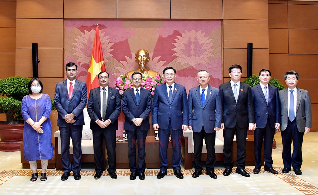 Chủ tịch Quốc hội Vương Đình Huệ với Đại sứ Ấn Độ tại Việt Nam Pranay Verma cùng các đại biểu chụp ảnh lưu niệm Ảnh: Lâm Hiển